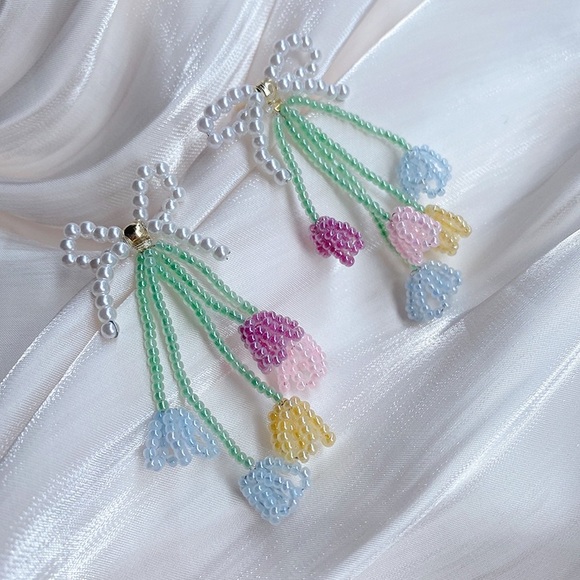 Handcrafted beaded floral earrings - Picture 7 of 8